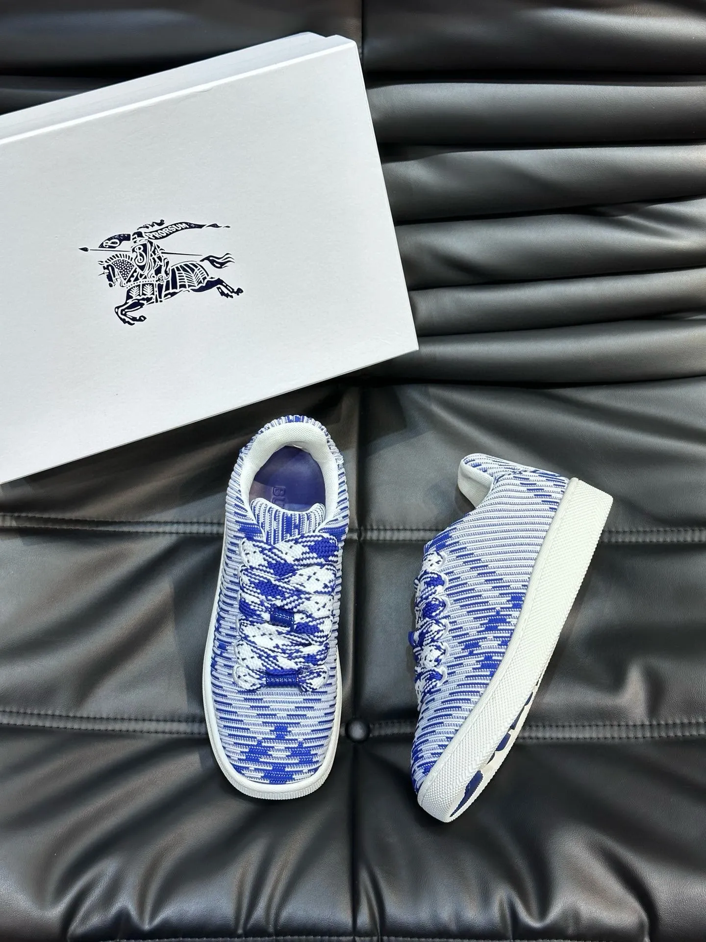 Factory price: 458💰Burberry Box series👫 Thick-soled casual sports shoes for couples, cool sneakers and bread shoes, purchased and developed from the original version, the top version of Box series sports shoes, made of original plaid/knitted fabric, embellished with EKD embossing. Made of mesh lining, the laces are decorated with metal coils, the rubber sole is decorated with the Burberry letter logo, and the original molded 3.5CM two-color T men's shoe 💰U outsole! Code number: 35-45 (35-45 customized)